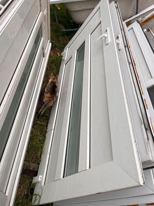 De vânzare uși geamuri second Hand de termopan și calorifere din tablă