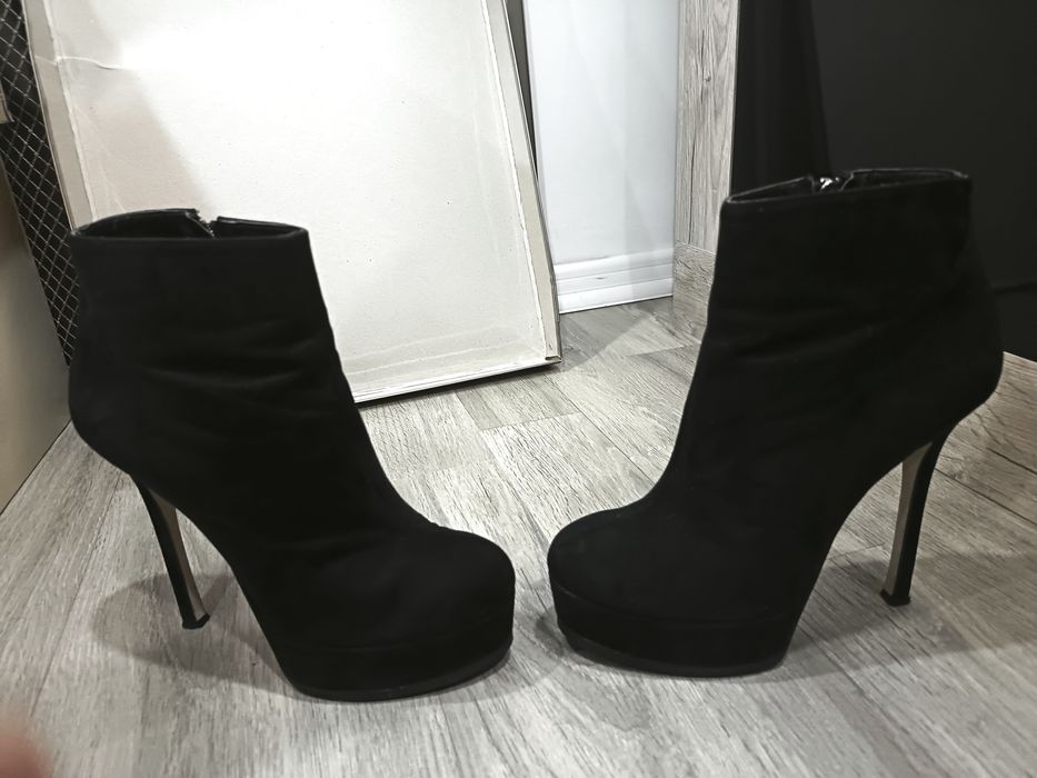 Botine cu toc foarte inalt si platforma