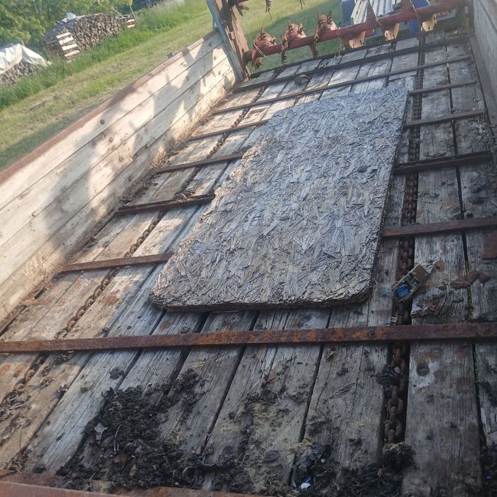 Remorca de împrăștiat gunoi în stare perfectă de funcționare