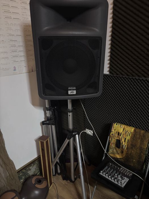 Doua Boxe Pea Vey plus una de bas, active cu doua standere