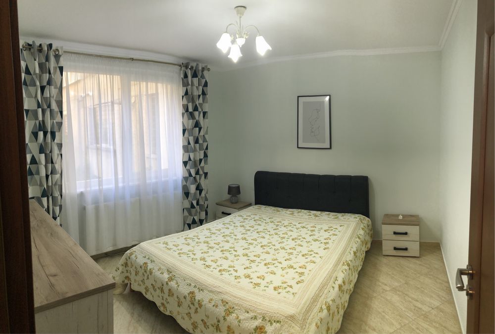 Proprietar vând apartament 3 camere, decomandat , parter, zonă centru.