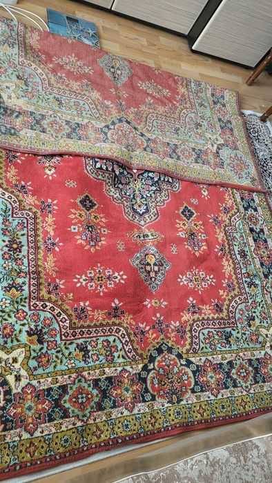 Продаётся ковёр   размер 3/2 хорошая , чистая .