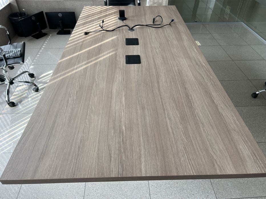 Заседателна маса с размери 240 х 120 см