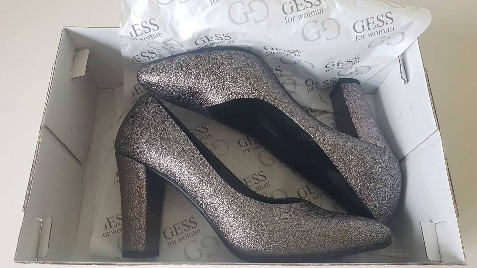 Чисто нови луксозни дамски обувки с чантичка от естествена кожа GESS