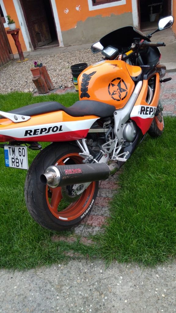 Vând motocicleta Honda 600r