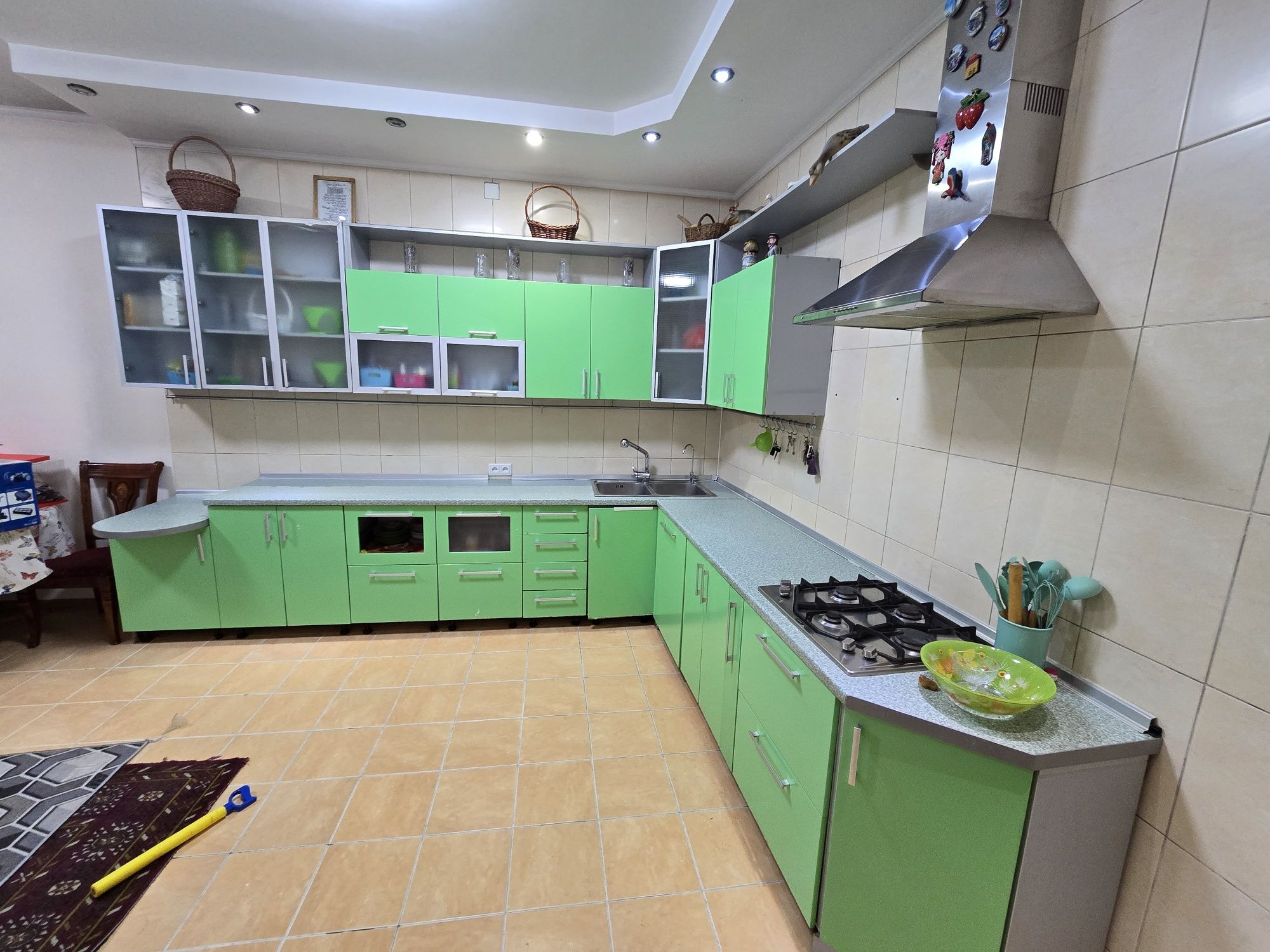 Продам  кухонную стенку полностью с техникой