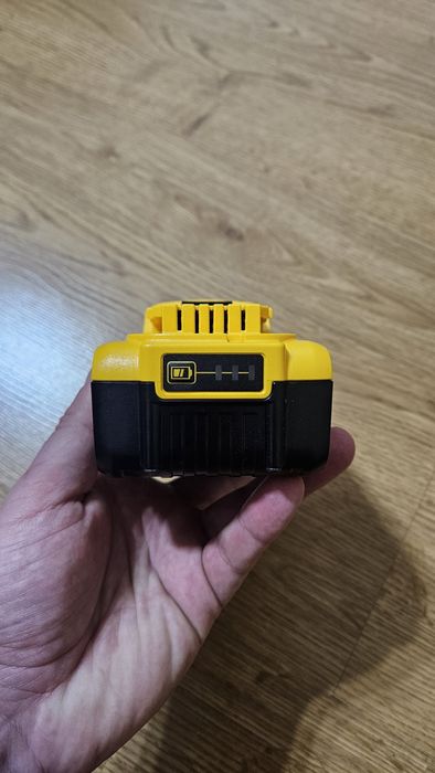 Incarcator Profesional Dewalt - DCB1104