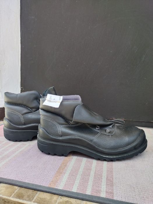 Сапоги продаются