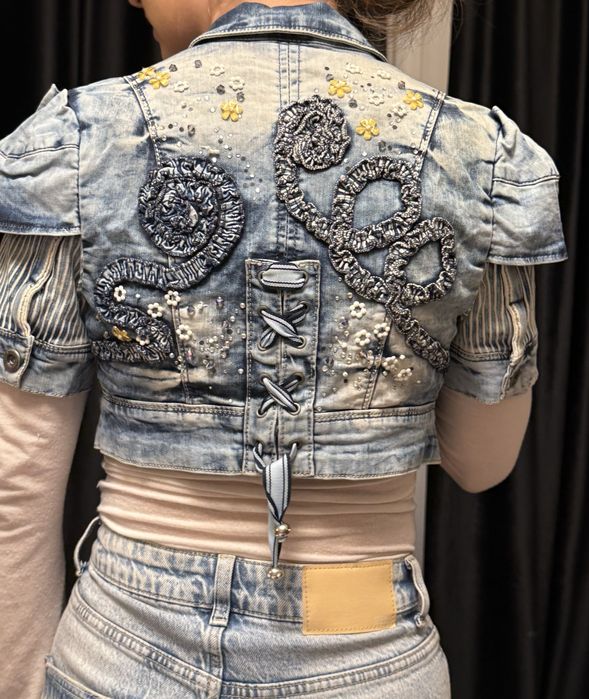 Vesta de blugi Jennifer Lopez si geaca impermeabila  Trespass