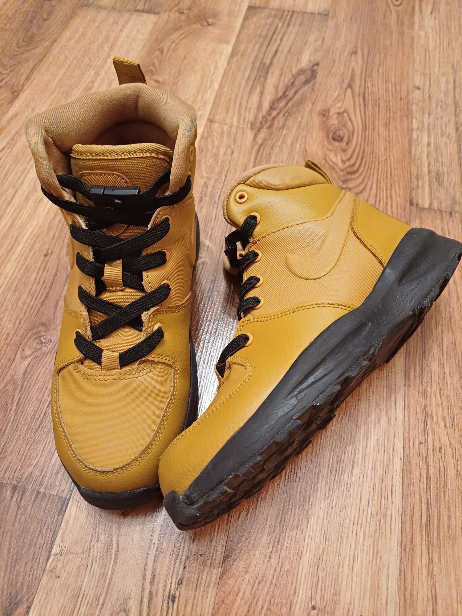 Gheata Nike Manoa