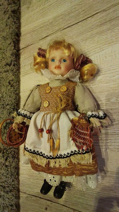 Păpușă veche din porțelan