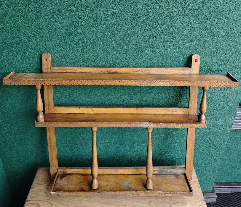 Старинна дървена етажерка