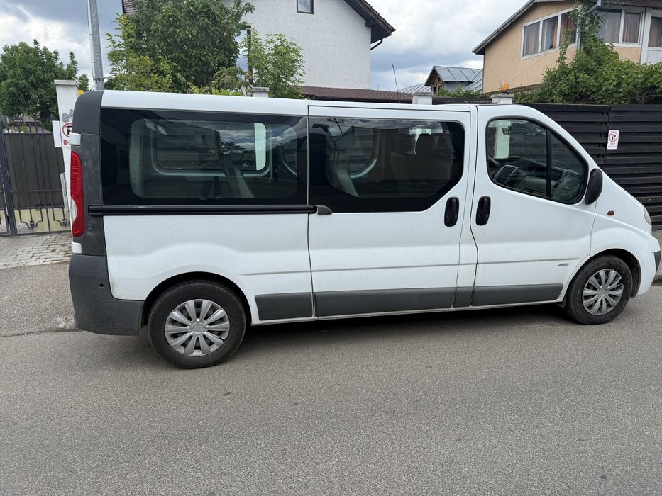 Inchiriez microbuz 9 locuri