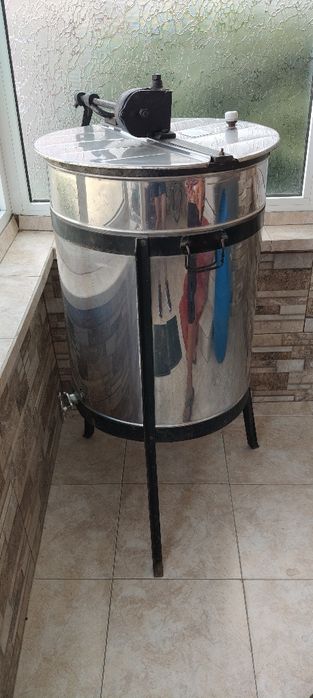 Центрофуга/Машина за мед