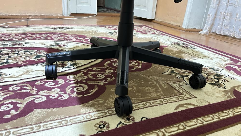 O'yin Kreslosi HyperX Blast core 200kg velyur yostiqchali