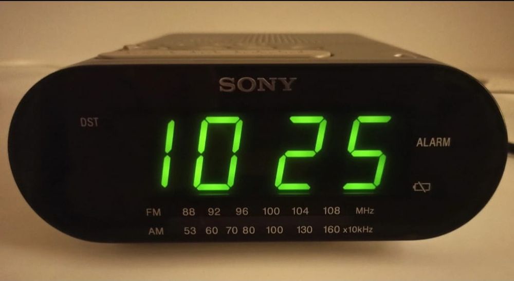 Philips + Sony : radio FM / AM, ceas, alarmă, calendar