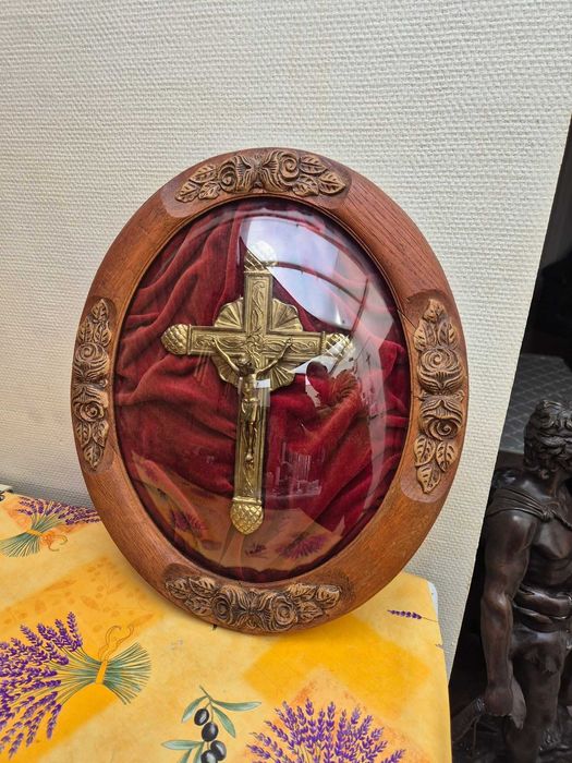 Superb crucifix vintage sub sticla