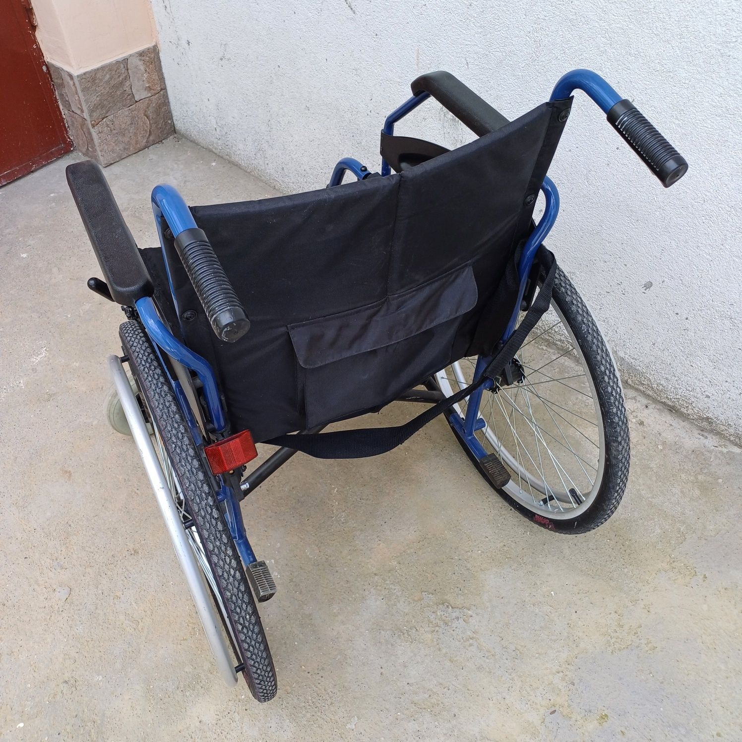 Vând cărucior pentru persoane cu dizabilități