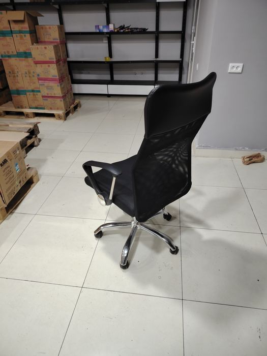 Офисний мебель стол, стул и кресло.