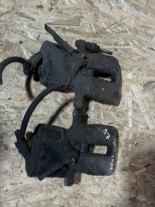 Etrier/Etrieri  stânga-dreapta Vw Passat B6 cu conducta sau furtun