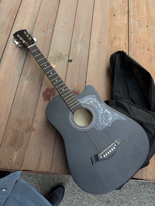 Gitara sotiladi 500 minga