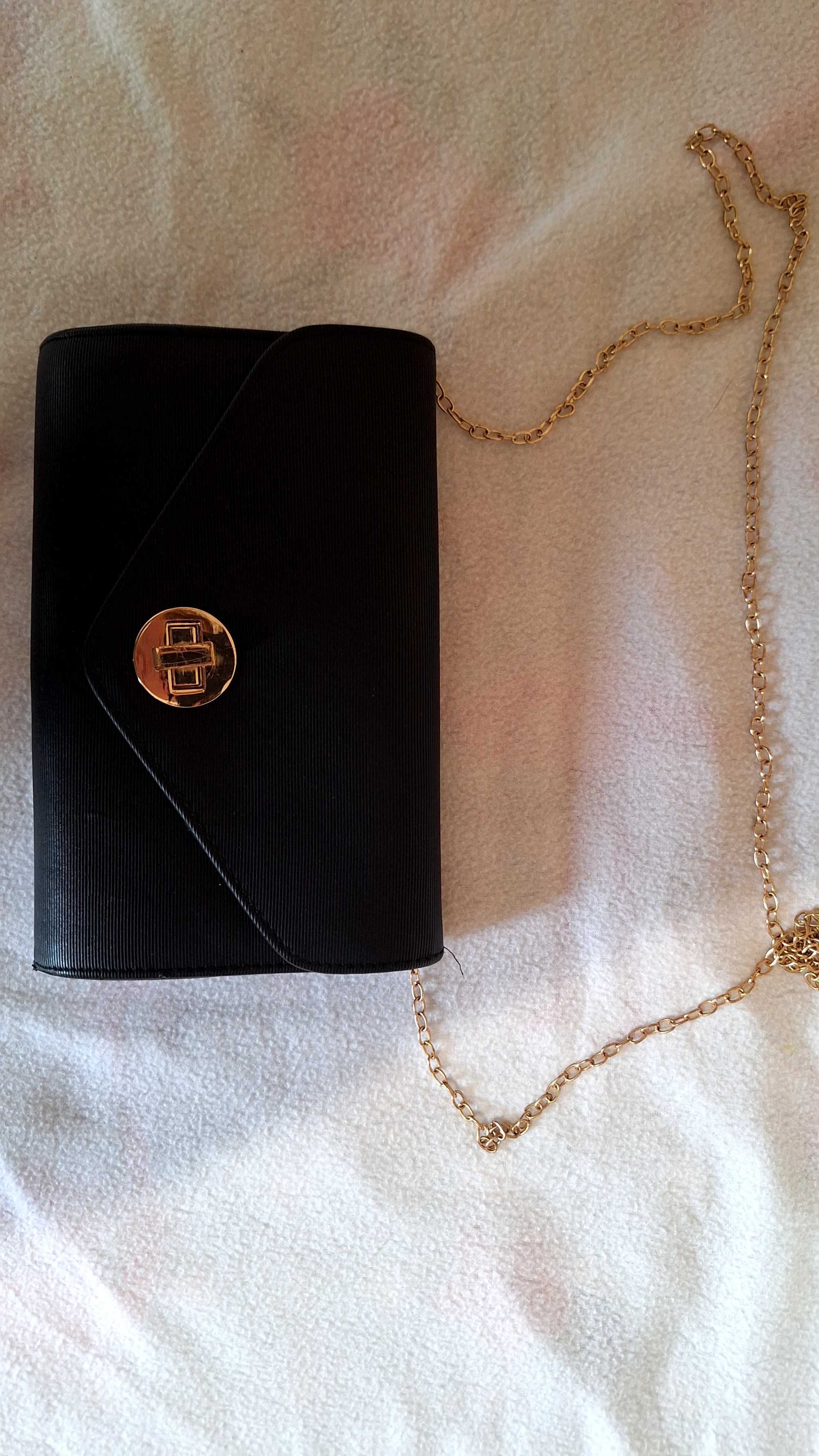 Дамска чантичка в черно със златна метална дръжка