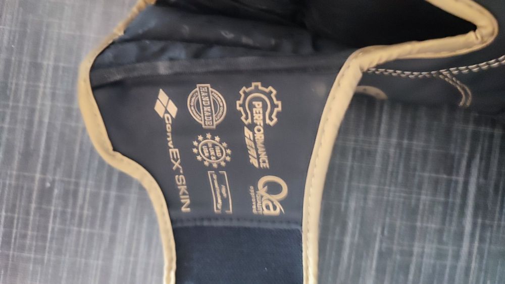 Детска екипировка за кикбокс.