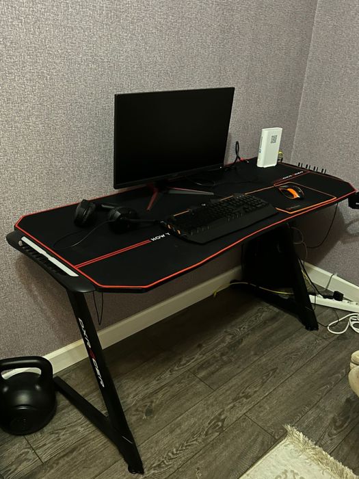 Продам стол игровой в идеальном состояний