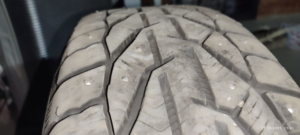 Шипованные шины в отличном состоянии