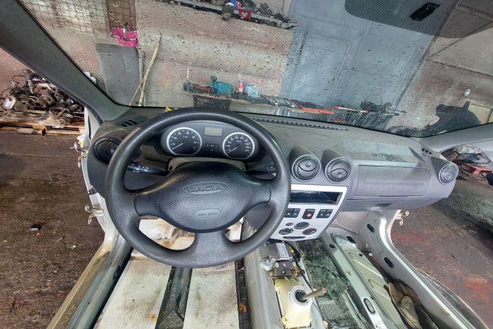 Lampa / Tripla stop stanga pe aripa Dacia Logan prima generatie