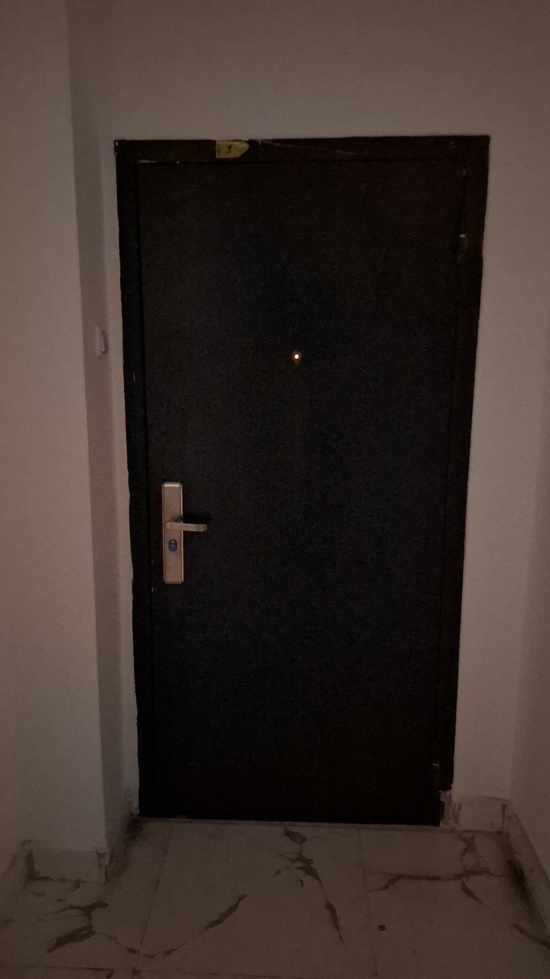 Temir eshik navastroykaniki holati yaxshi