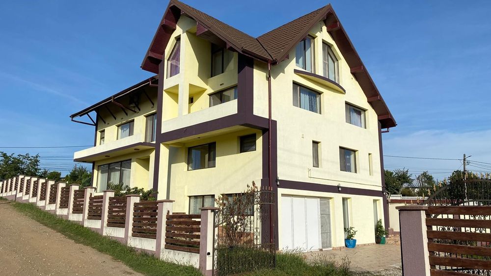 Vând casă, 450 mp utili construiți 
Demisol, Parter + 2 etaje