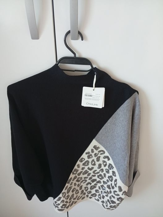 Красива нова блуза с фигури от пайети на бял фон