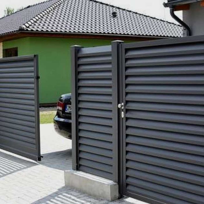 Porti si gard metalice, fier forjat, tip jaluzea, combinate cu WPC