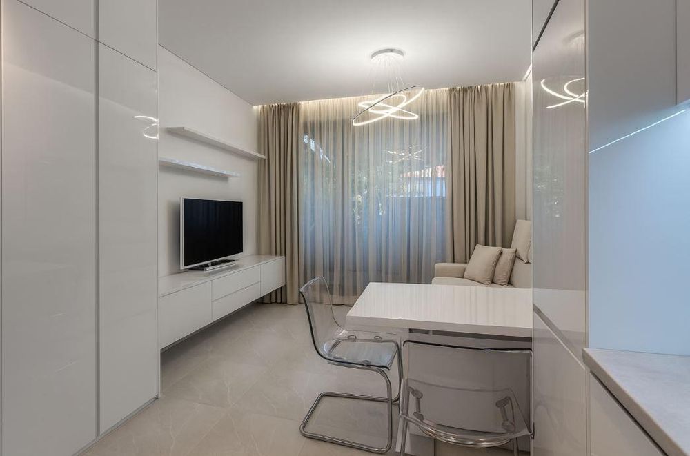 Дава се под наем Едностаен апартамент в к.к. Св.Св. Константин и Елена - 68 кв.м за 550 € - Снимка #1