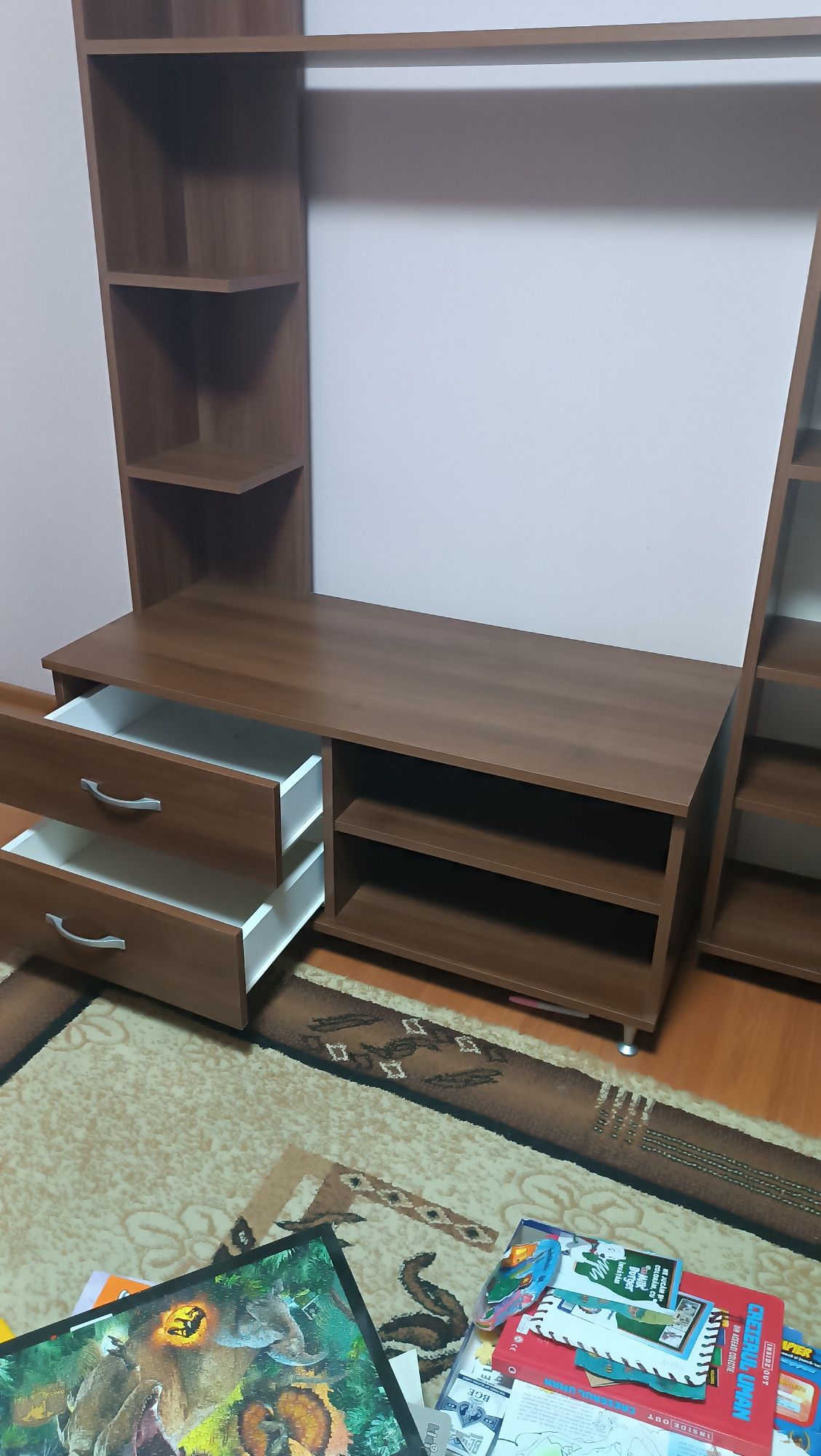 Vând comoda tv utilizată
