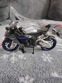 Macheta motocicleta yamaha yzf r1m noua marime 1:12