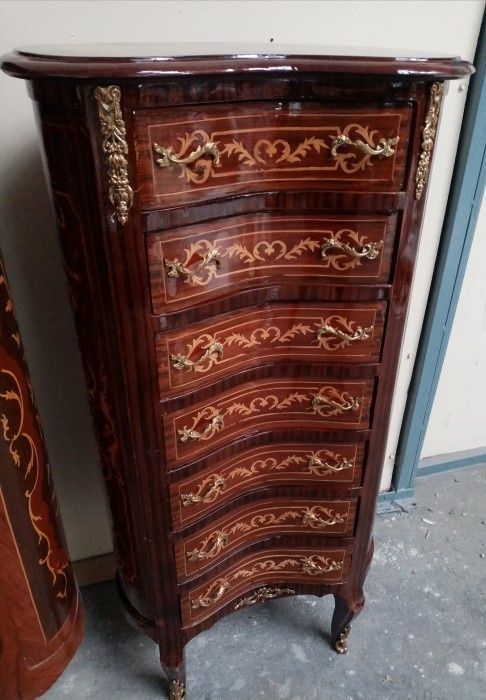 Comodina in stil francez cu 7 sertare și intarsii inobilata cu element