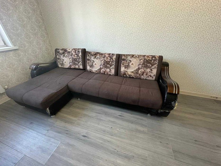 отдам даром диван, шкафчик, пылесос, подставка под ТВ.