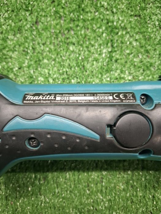 Прав шлайф на Makita DGD800 с 3 ампера батерия и бързо зарядно.