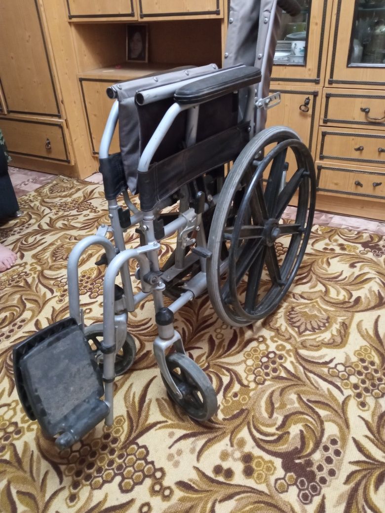 Продам инвалидную коляску