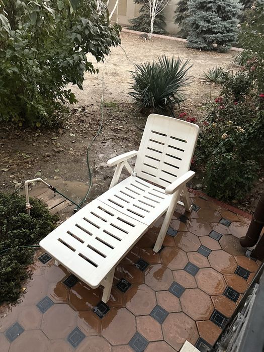 Шезлонг для отдыха у бассейна б/у