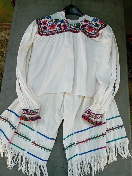 Costum popular traditional