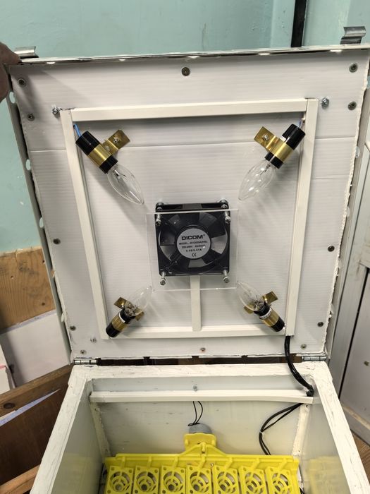 Инкубатор за яйца 56бр.