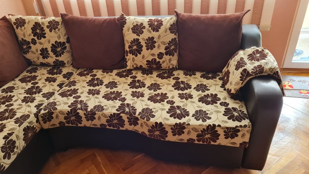 Ъглов диван с флорален десен