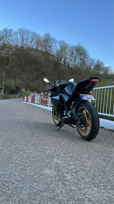 Vând yzfr125 2010