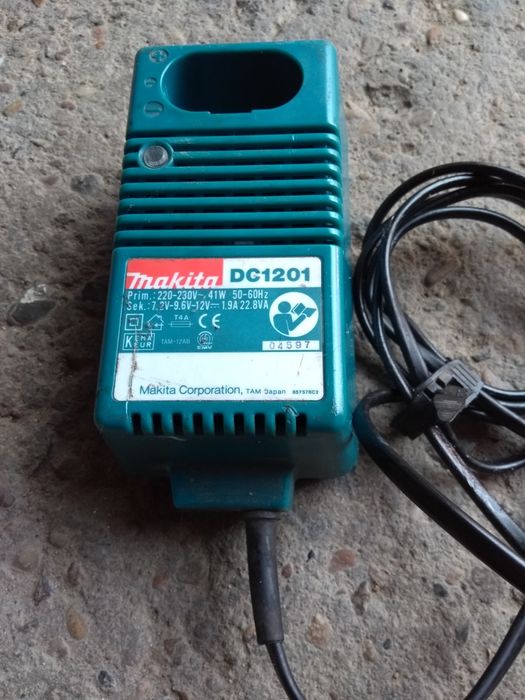 Vând încărcător Makita DC1201