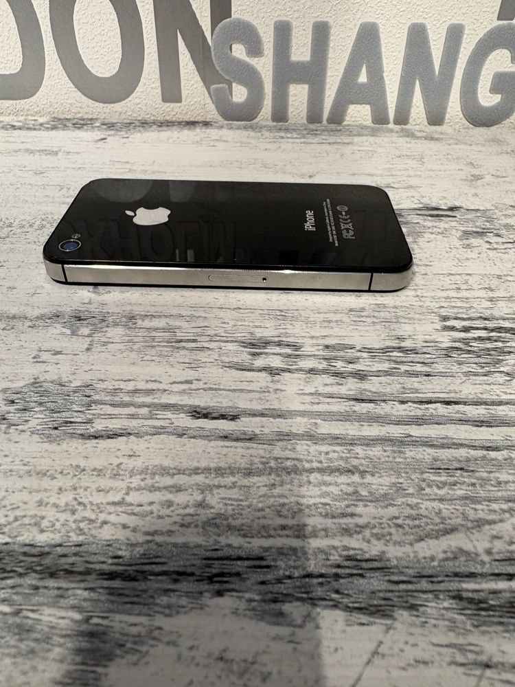 iPhone 4s, черен и бял