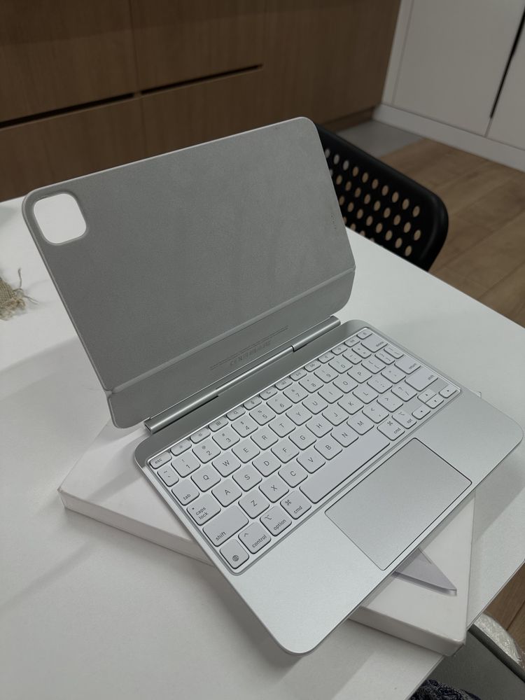 Продаю Magic Keyboard для iPad Pro 11"
