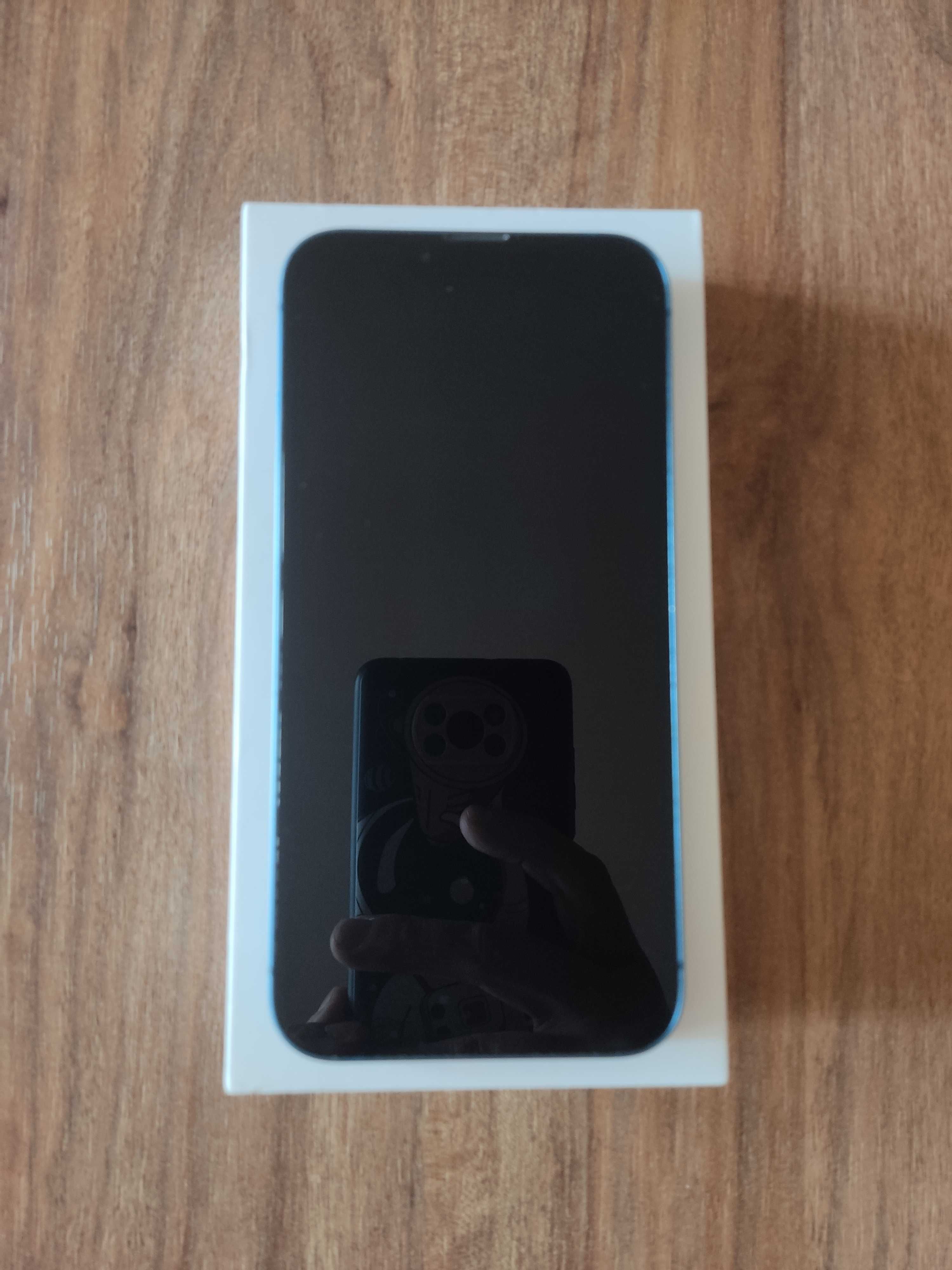 iPhone 13 • 128GB + слушалки